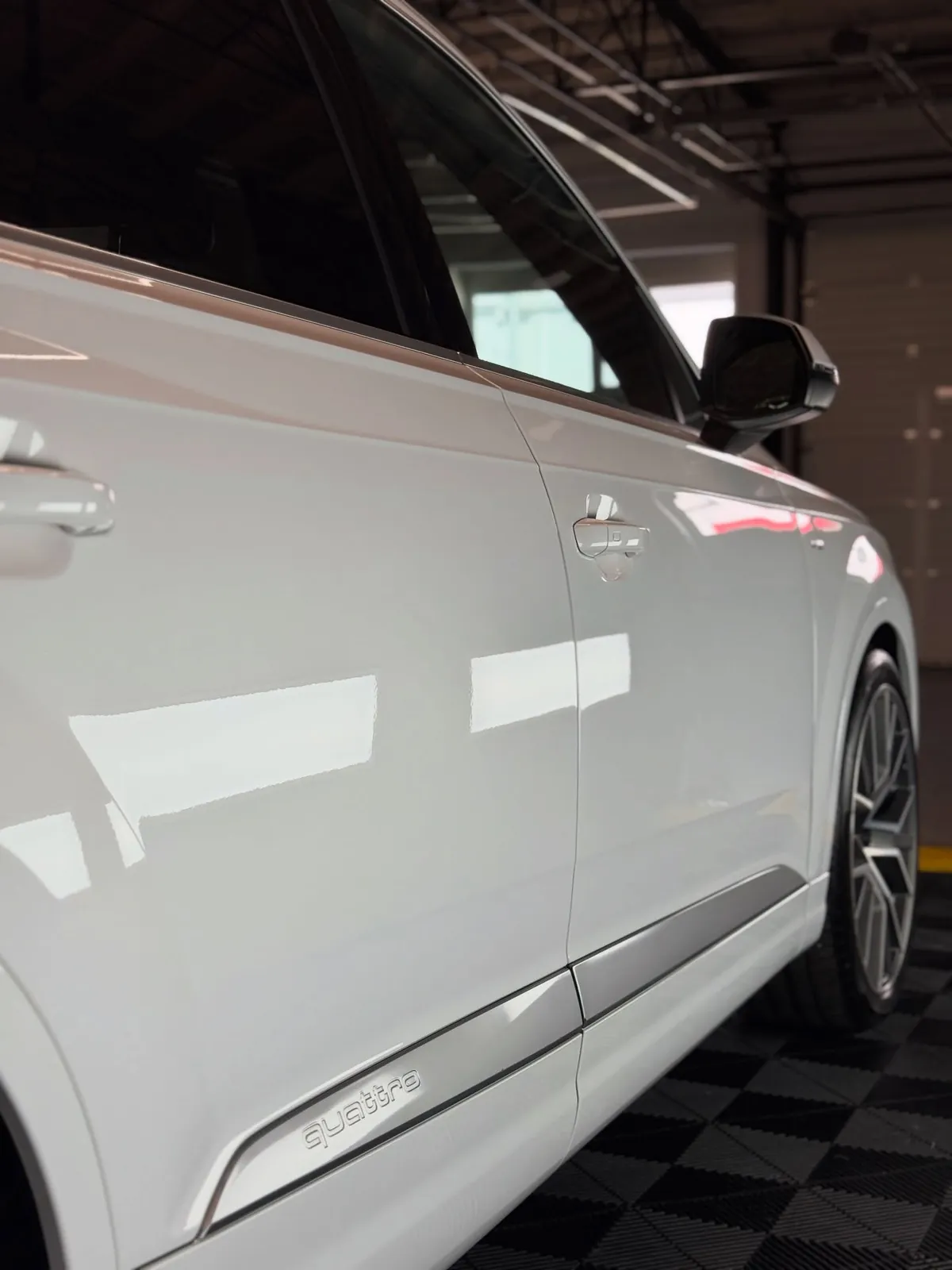 Lesklý bok bieleho Audi Q7 s keramickou ochranou laku