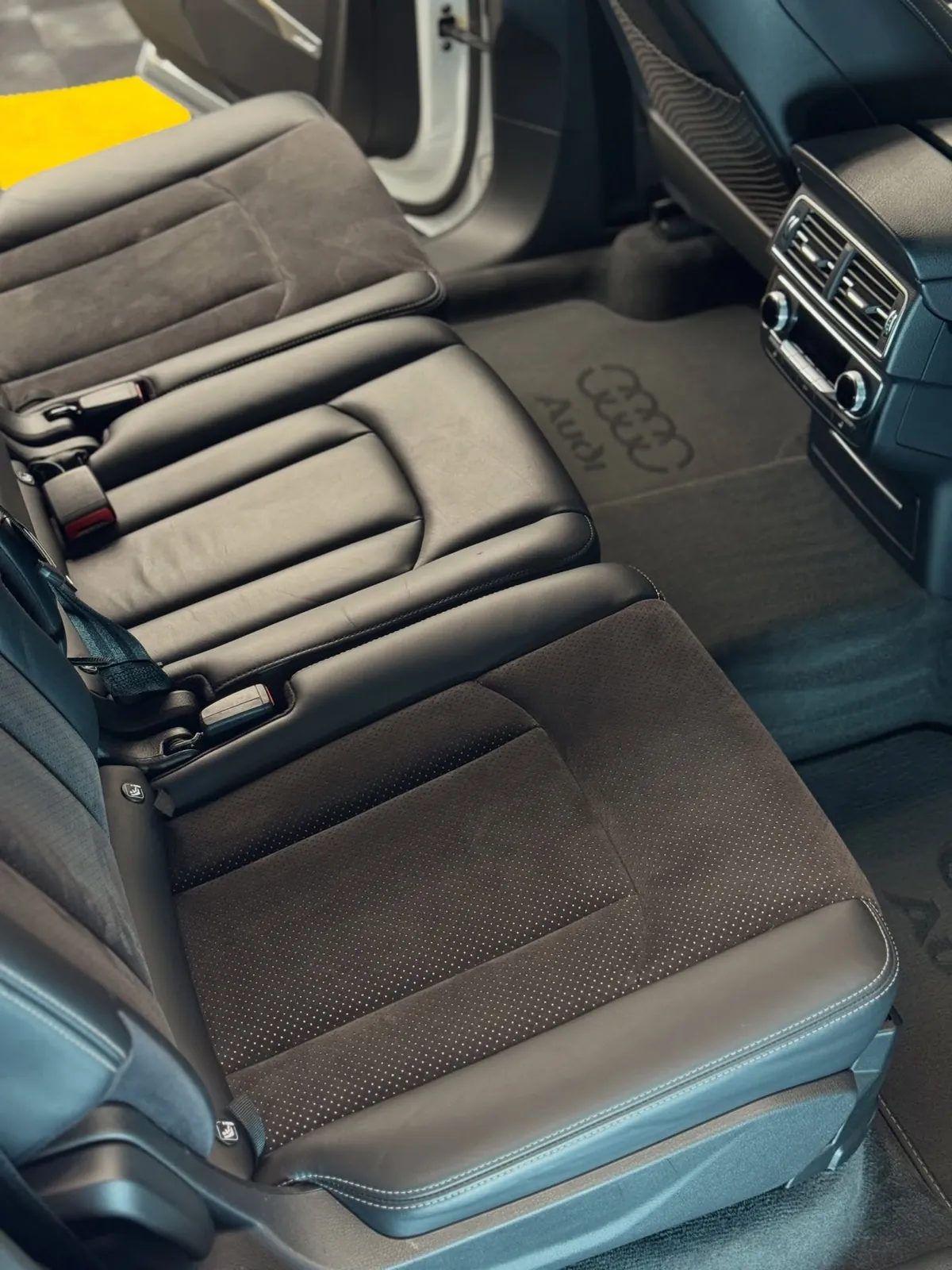 Zadné sedadlá a koberce Audi Q7 po tepovaní interiéru