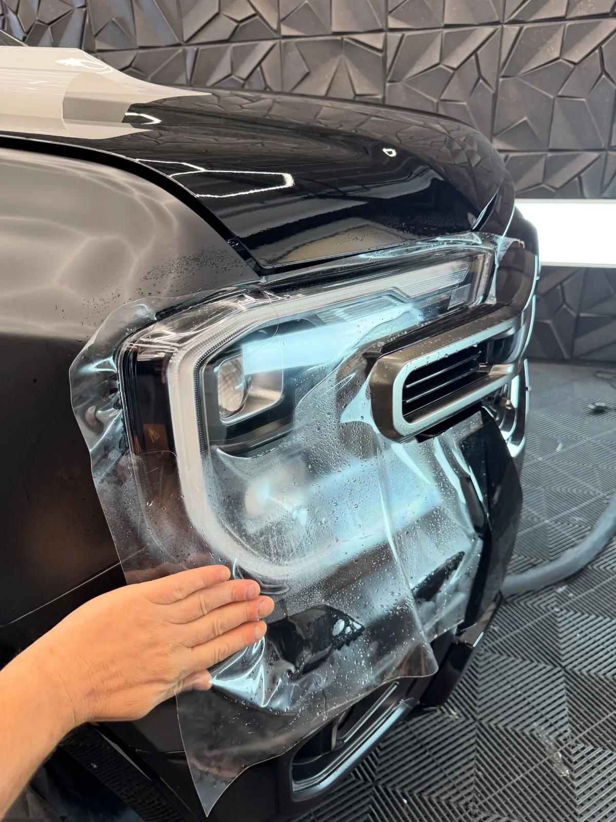 Ručná aplikácia PPF fólie na svetlomet Ford Ranger v štúdiu